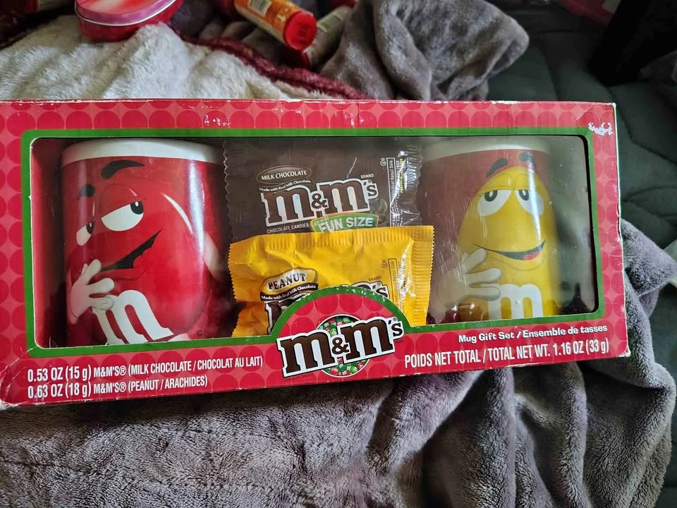 NIB M&M's Red & Yellow Character Ceramic Mug Gift Set