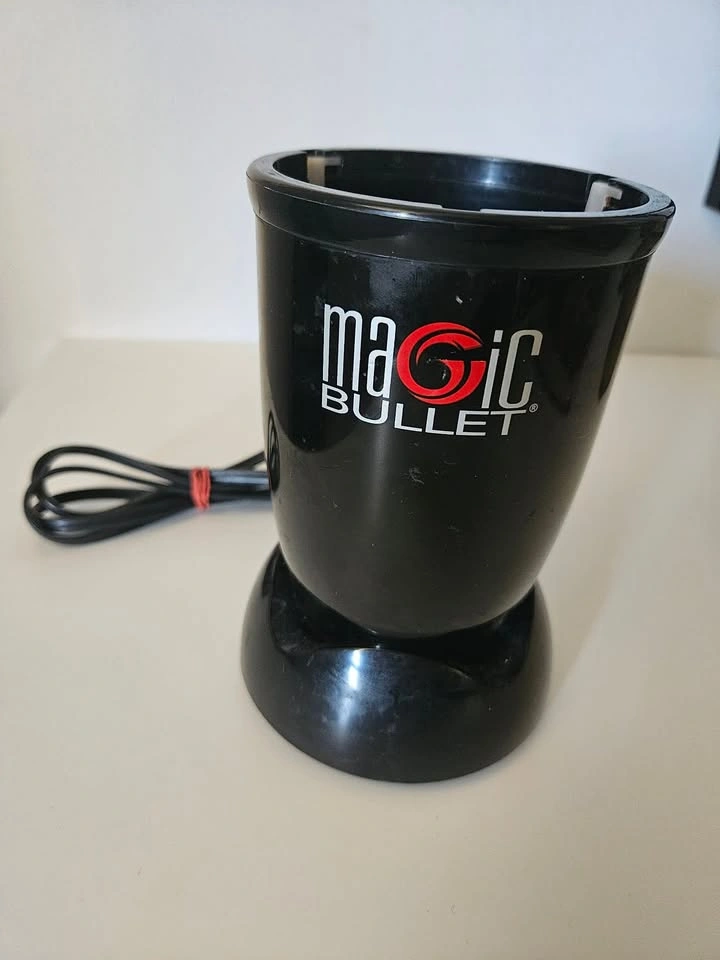 Magic Bullet with multiple blades, cups and lids - photo 2