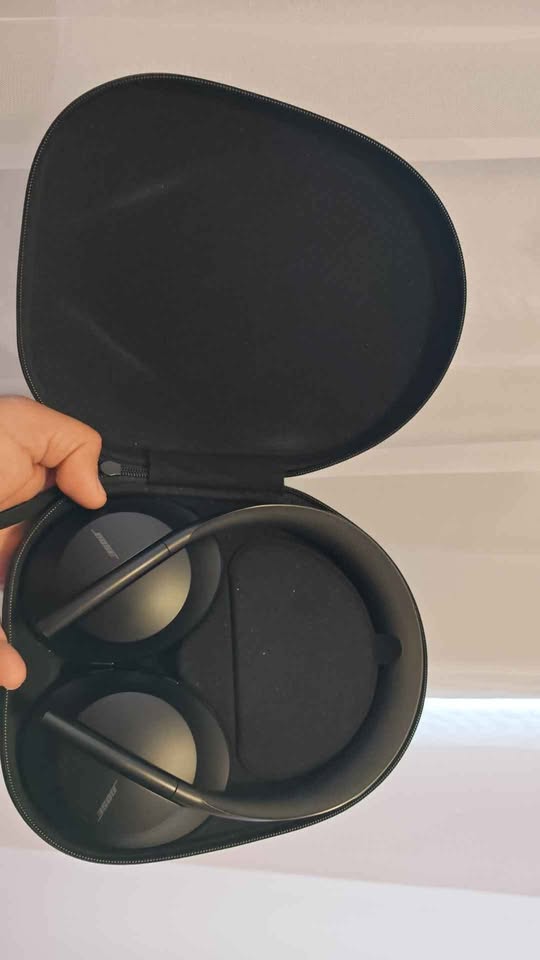Bose 700 Noise cancelling headphones - photo 2