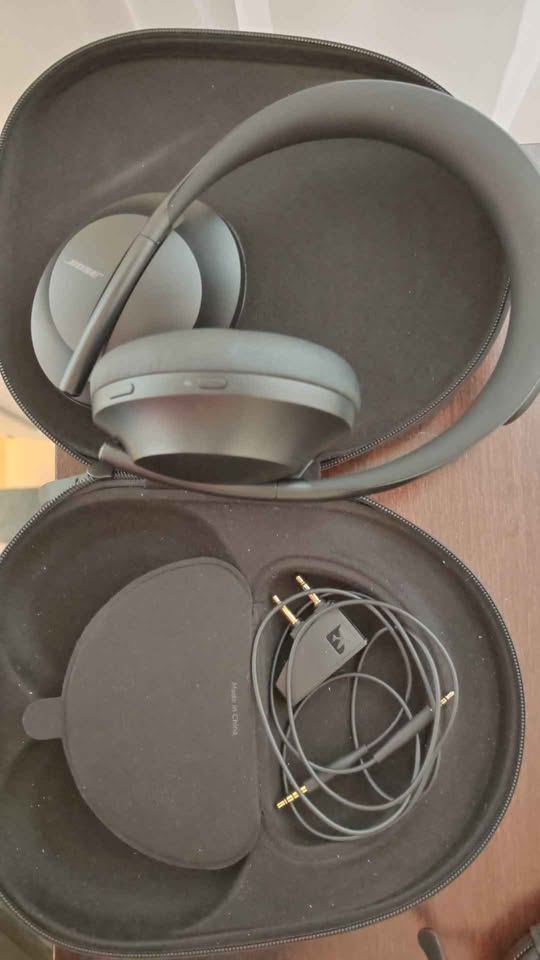 Bose 700 Noise cancelling headphones - photo 4