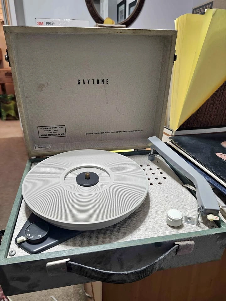 Antique suitcase-style turntable