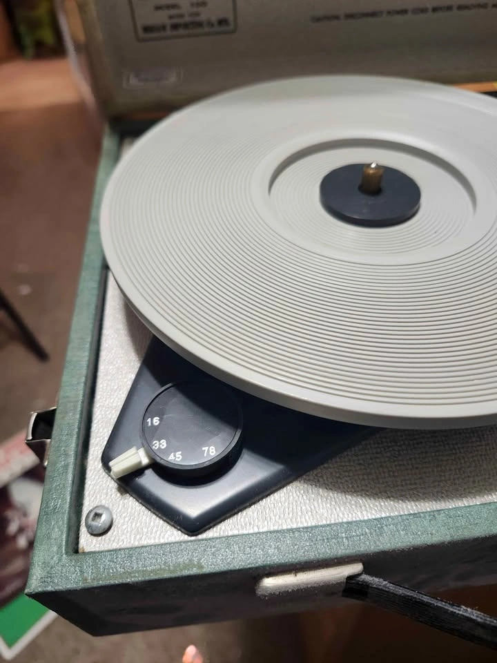 Antique suitcase-style turntable - photo 2