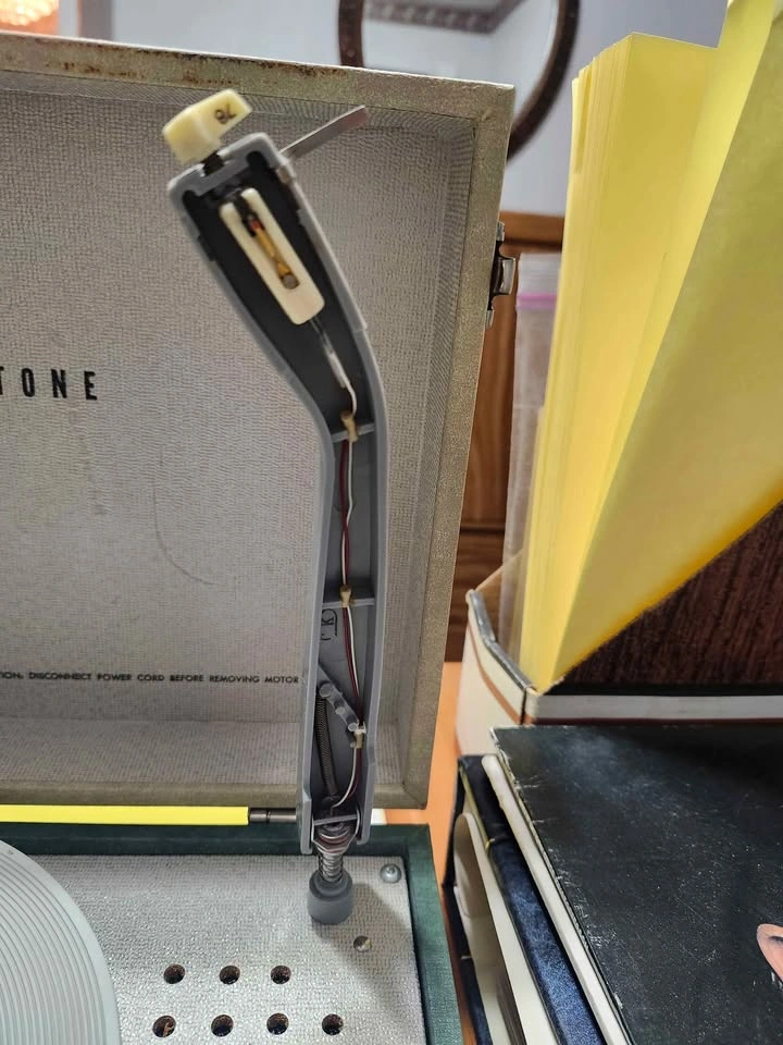 Antique suitcase-style turntable - photo 3