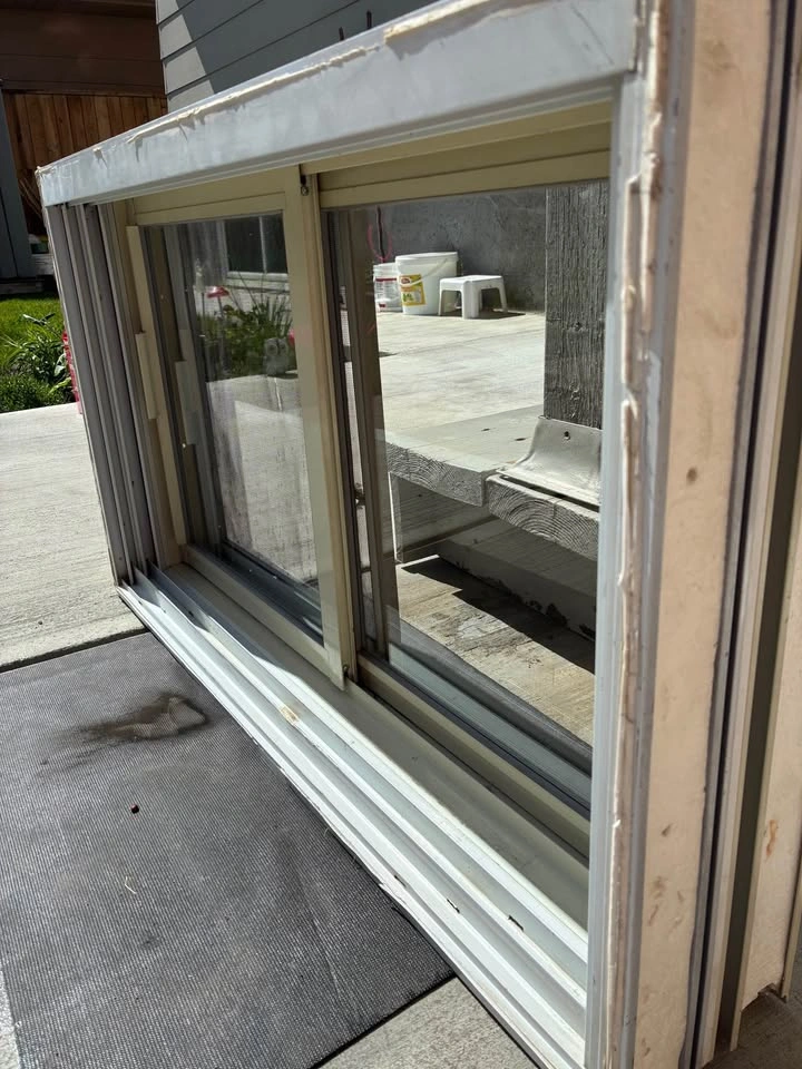 Double-hung window white frame - photo 2