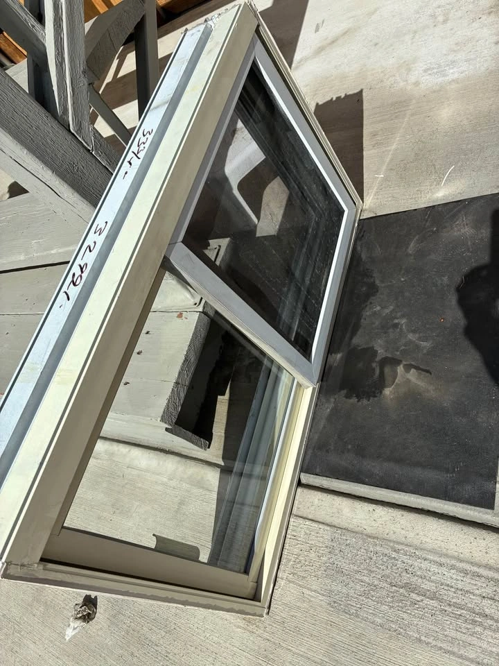 Double-hung window white frame - photo 3