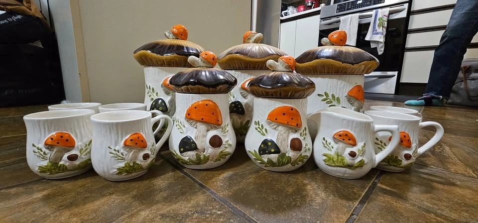 Arnels Merry Mushroom Canister Set