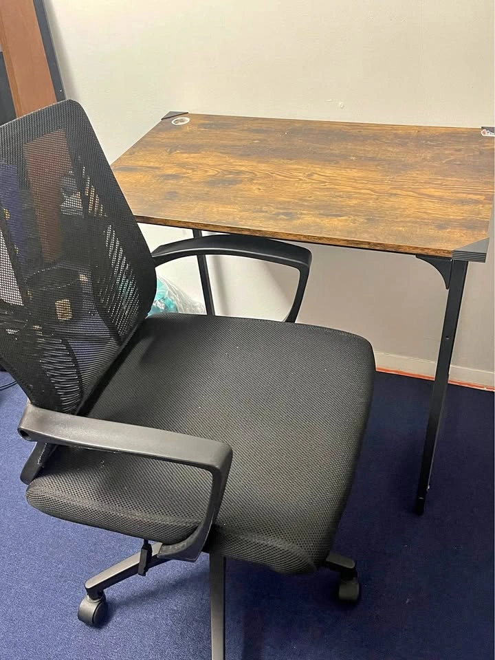 Office chair + Table