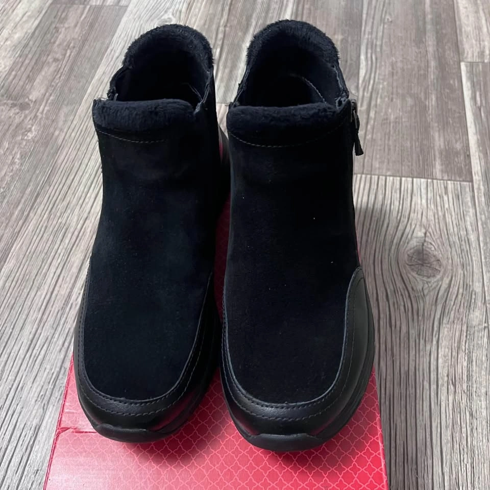 Sketchers Women's Arch Fit Suede Boots - Size 7, Black