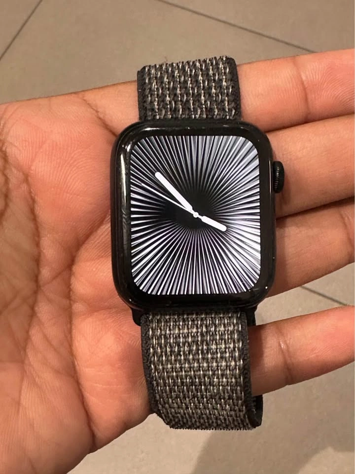 Apple Watch SE GPS, 44mm Midnight Aluminium Case - photo 2