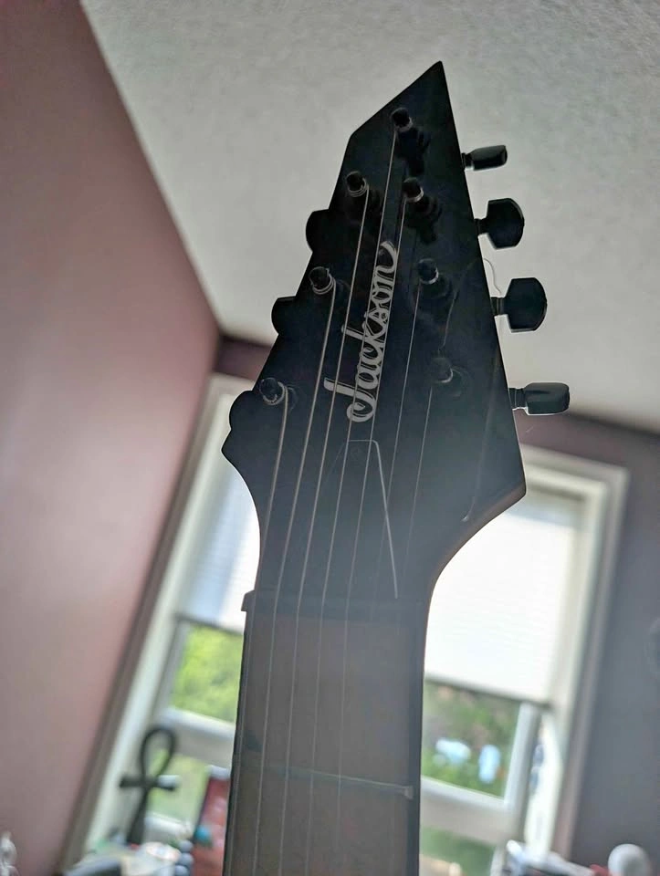 I buy broken guitars