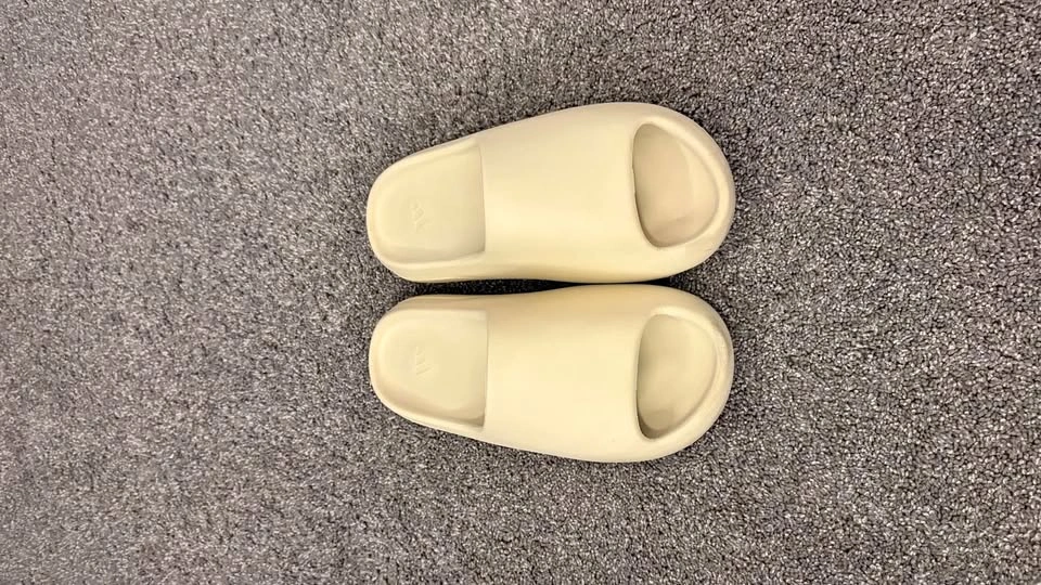Yeezy Slides (Size 9)