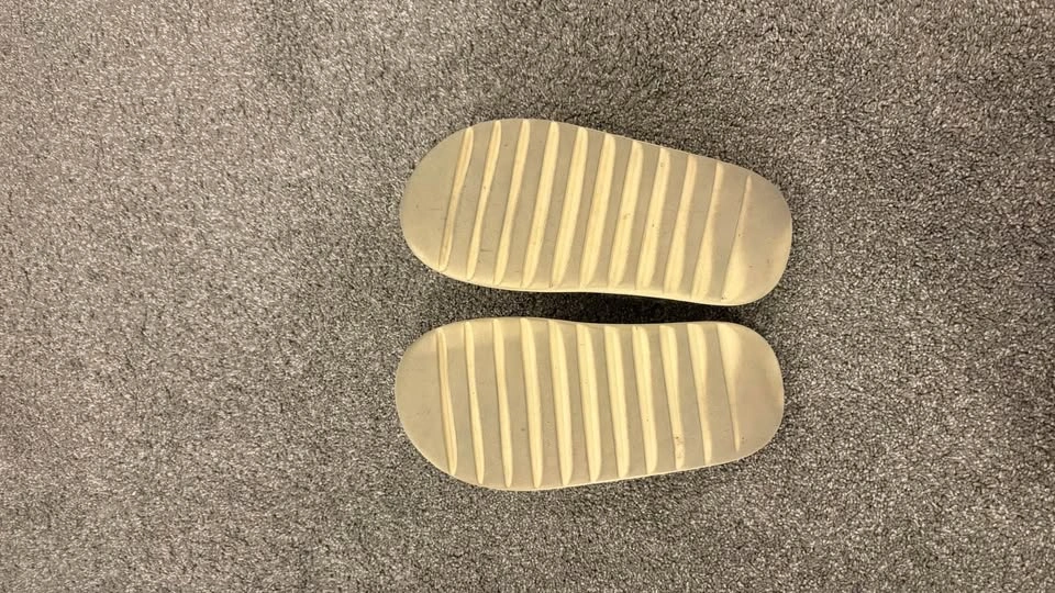 Yeezy Slides (Size 9) - photo 2