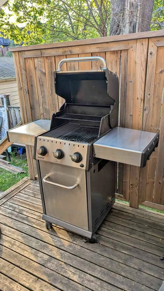 Broil King Baron 320 BBQ + tank, cover, new cast iron grate & ca
