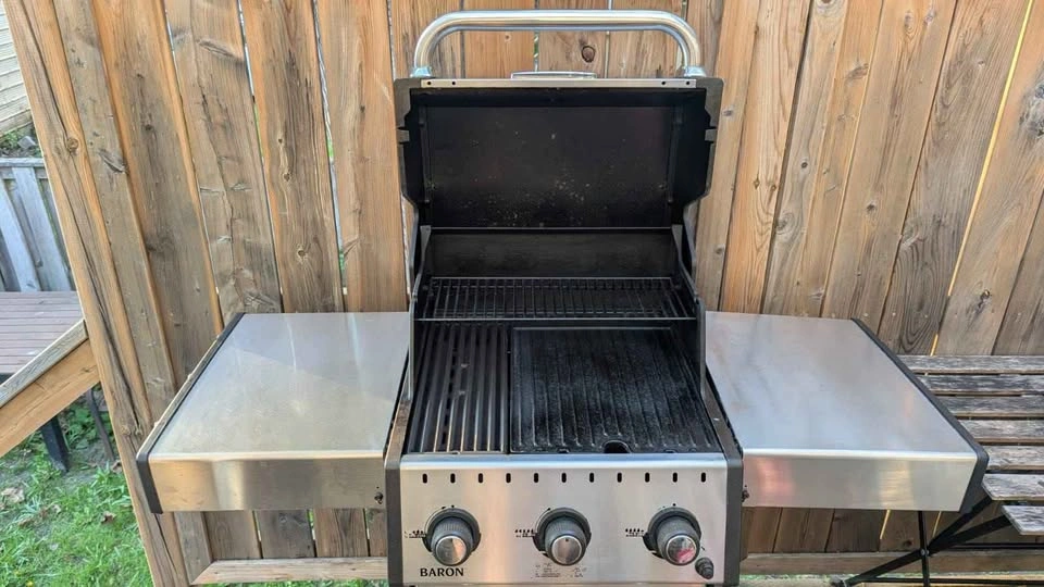 Broil King Baron 320 BBQ + tank, cover, new cast iron grate & ca - photo 2