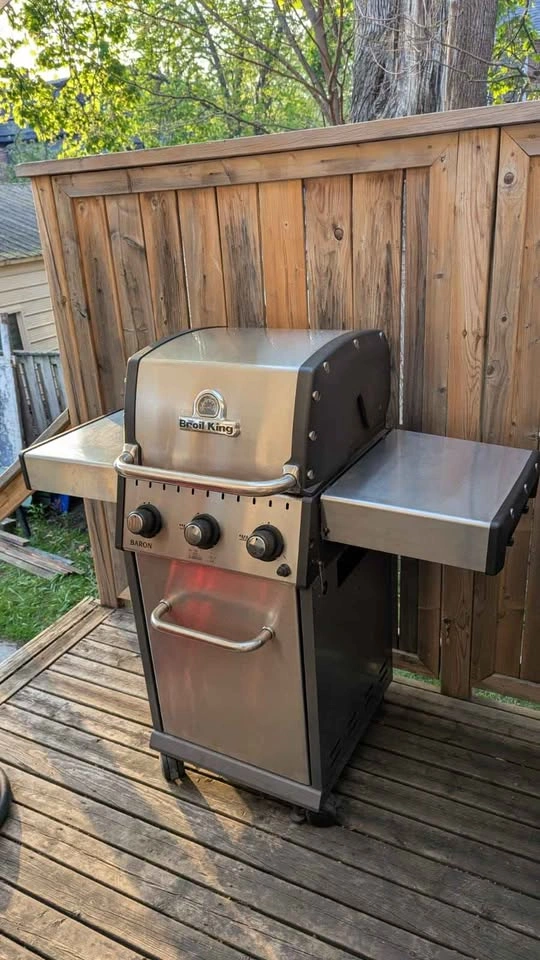 Broil King Baron 320 BBQ + tank, cover, new cast iron grate & ca - photo 3