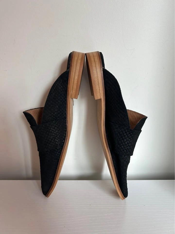 Free People Black Snake Embossed Suede Mules Loafers Size 38 - photo 4