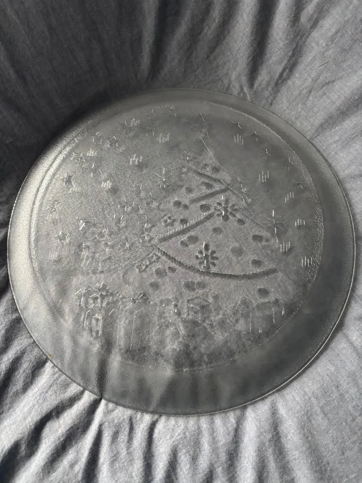 Christmas Platter With Embossed Christmas Tree, Carollers, Teddy - photo 3