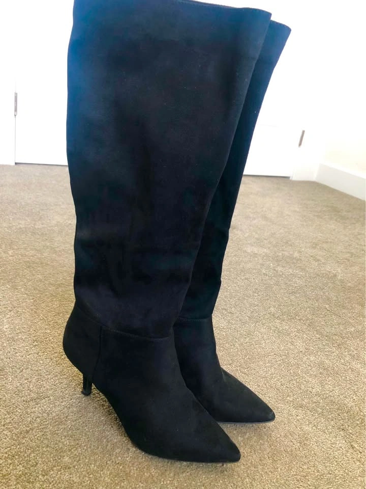Like New Black Heeled Boots - photo 2