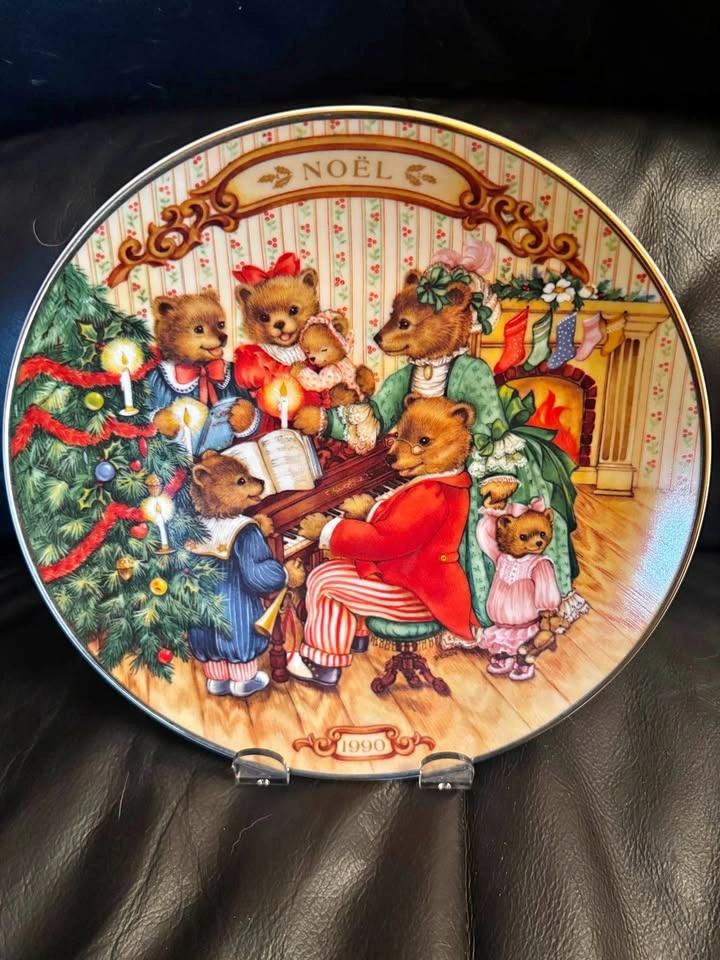 Avon "Together For Christmas" Collector Plate - 1990