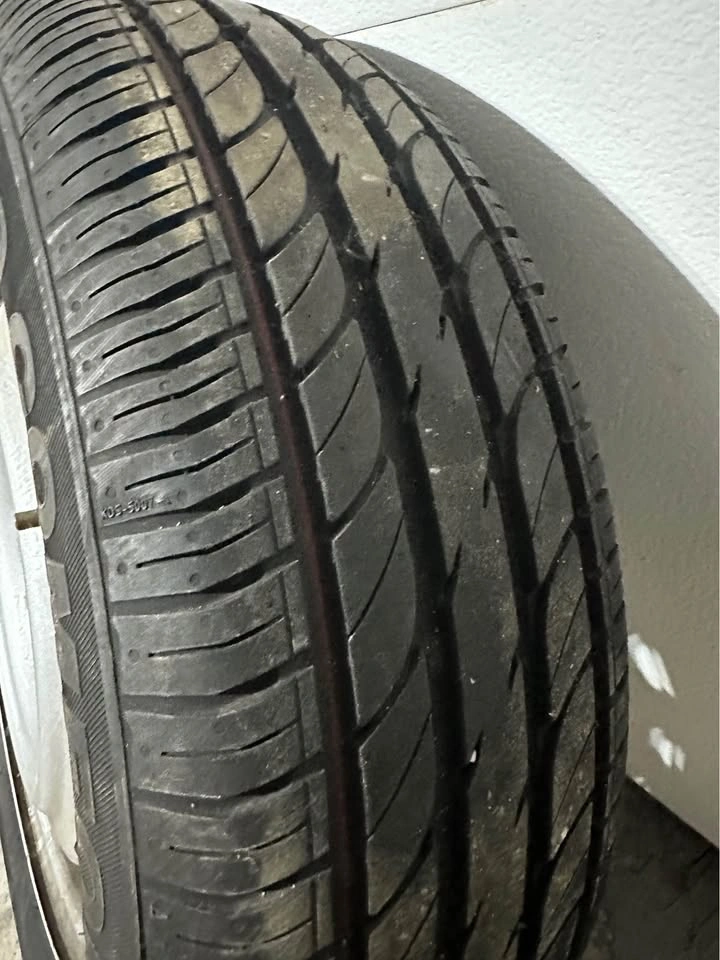 Tire 185 65R15 with rim - photo 4