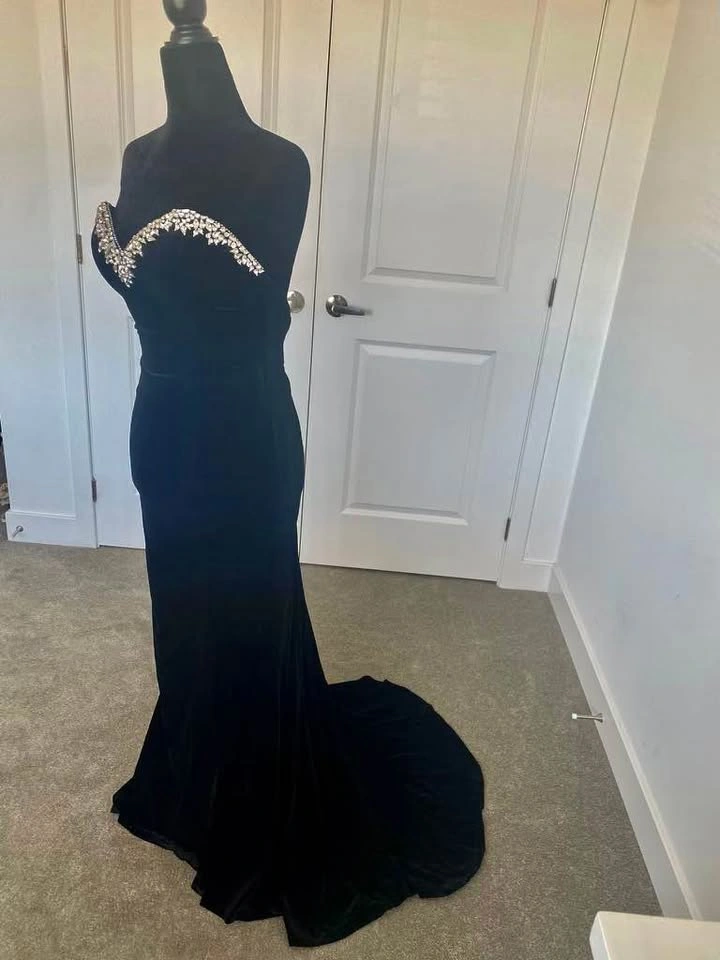 Like New Black Velvet Jovani Dress Size 4 - photo 5
