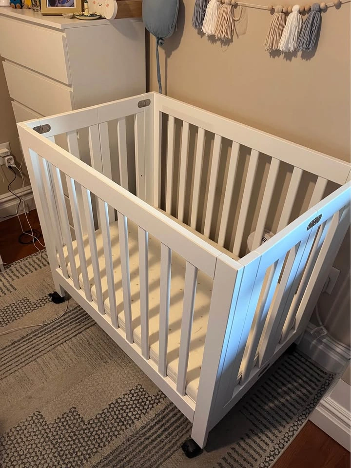 Babyletto Mini Crib + Mattress + 2 Sheets — Used Like New - photo 2