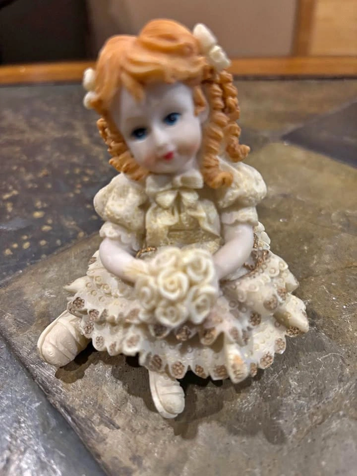 Figurine Victorian Little Girl Vintage