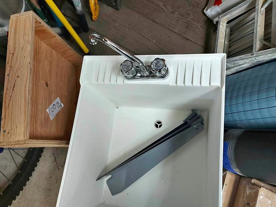 Laundry Room Sink (c/w Legs, Taps and Hose)