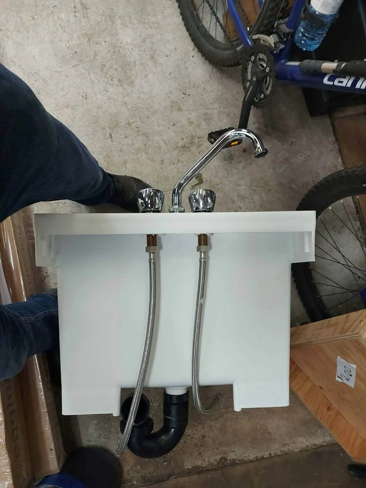 Laundry Room Sink (c/w Legs, Taps and Hose) - photo 2