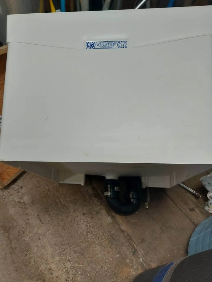 Laundry Room Sink (c/w Legs, Taps and Hose) - photo 3