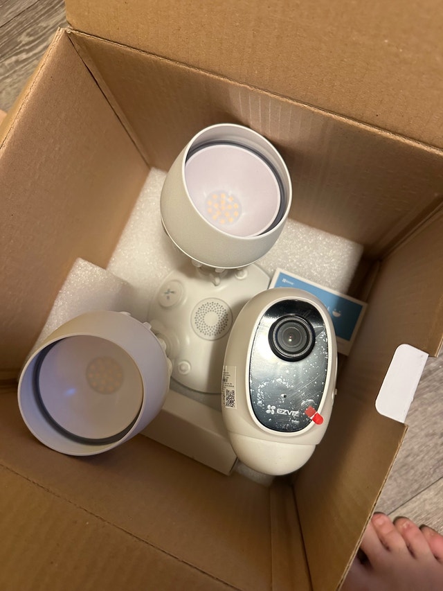 EZVIZ LC1C Smart Security Light Camera - photo 3