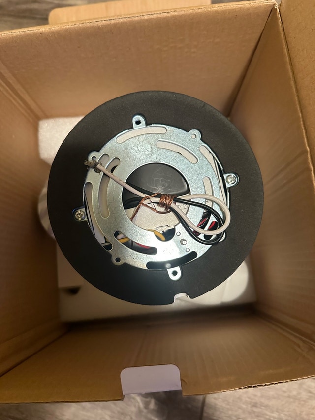 EZVIZ LC1C Smart Security Light Camera - photo 4