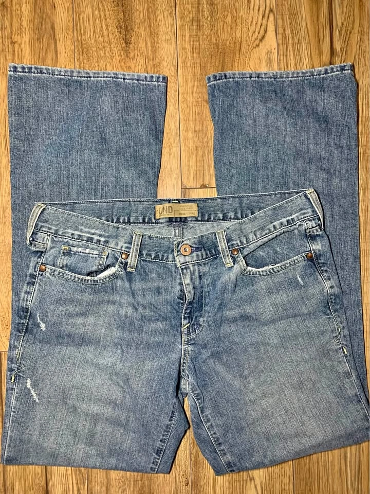 Low rise bootcut jeans