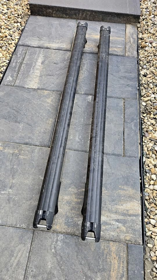 Yakima 55" HD Crossbars + 4 Roof Rack Towers w/ SKS Locks