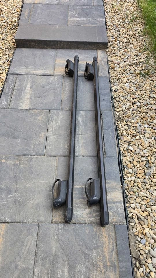 Yakima 55" HD Crossbars + 4 Roof Rack Towers w/ SKS Locks - photo 2