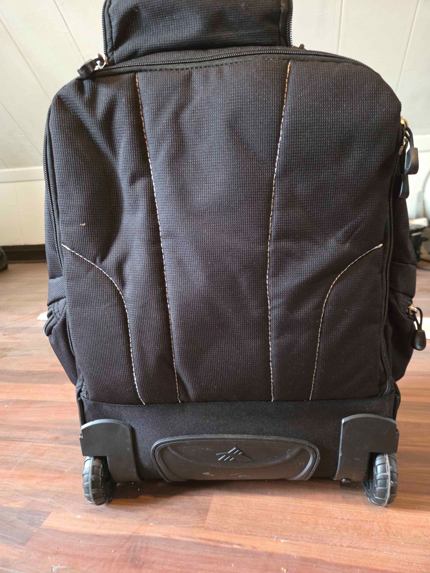 Used Travel Bag with Extendable Handle and Wheels - photo 2