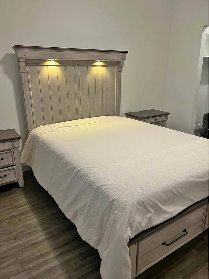 Queen Bed Set w/ Nightstands & Mattress - Excellent Condition