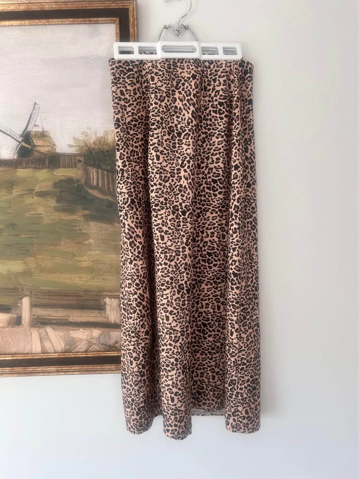 Light weight slit cheetah print skirt (small) - photo 2