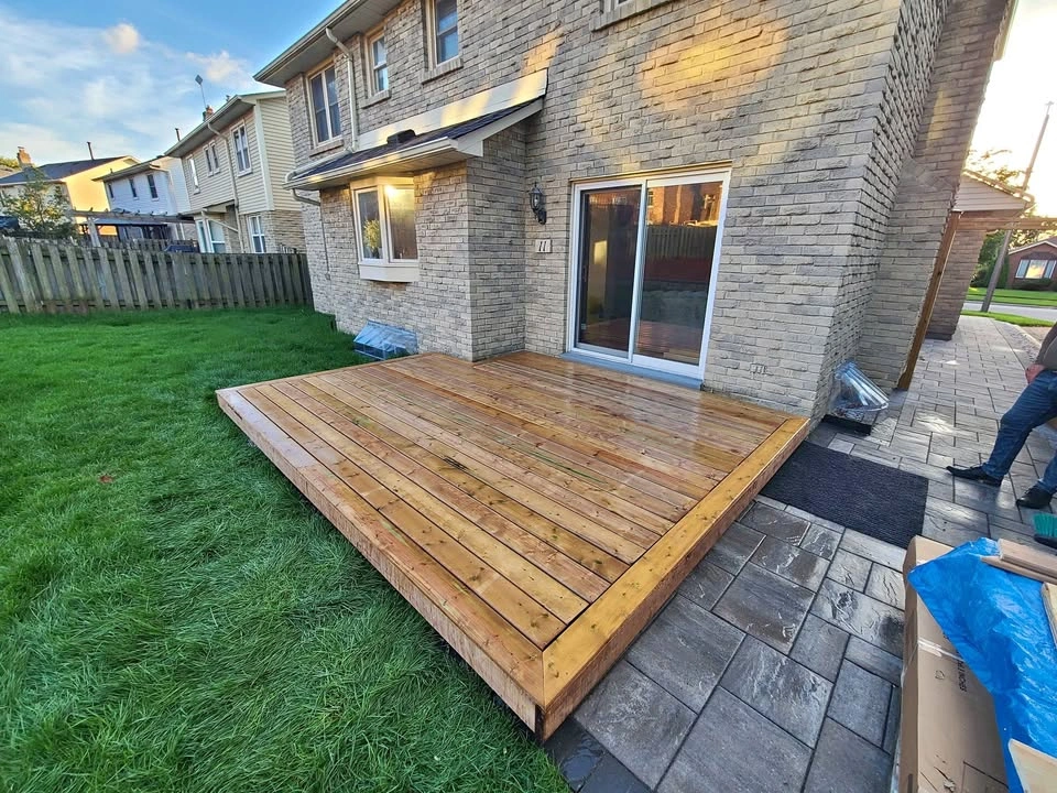 🇨🇦  Floating Deck