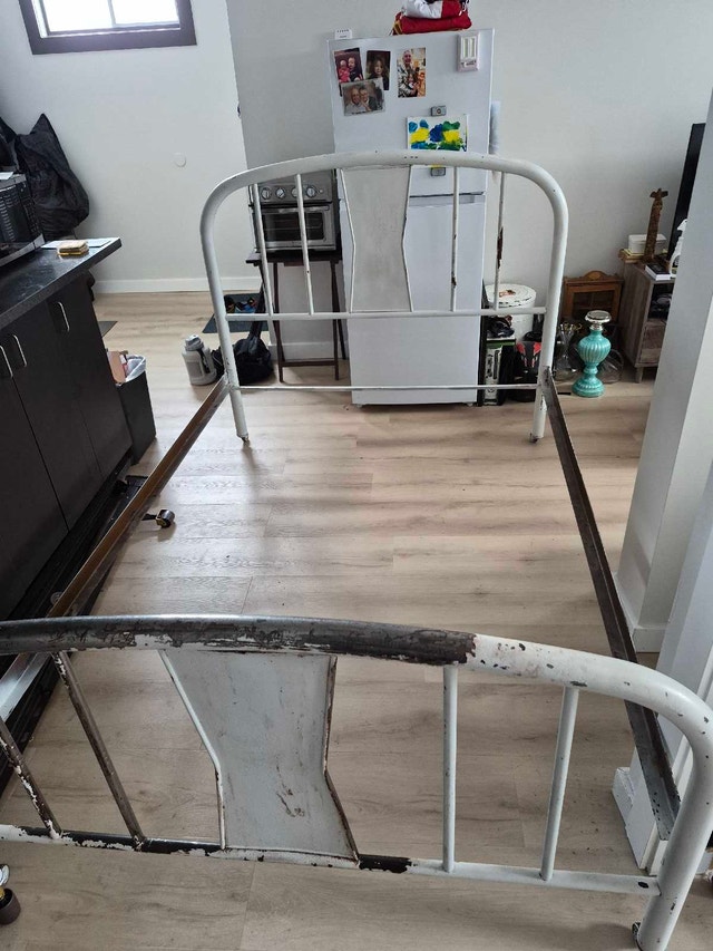 Metal Bed Frame - VINTAGE - Great Refurbish Project