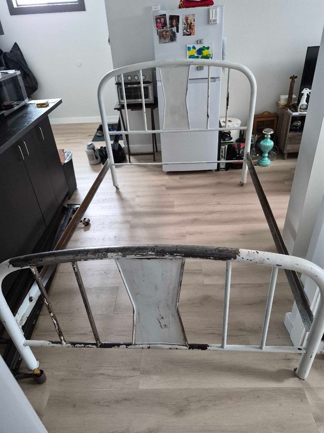 Metal Bed Frame - VINTAGE - Great Refurbish Project - photo 4