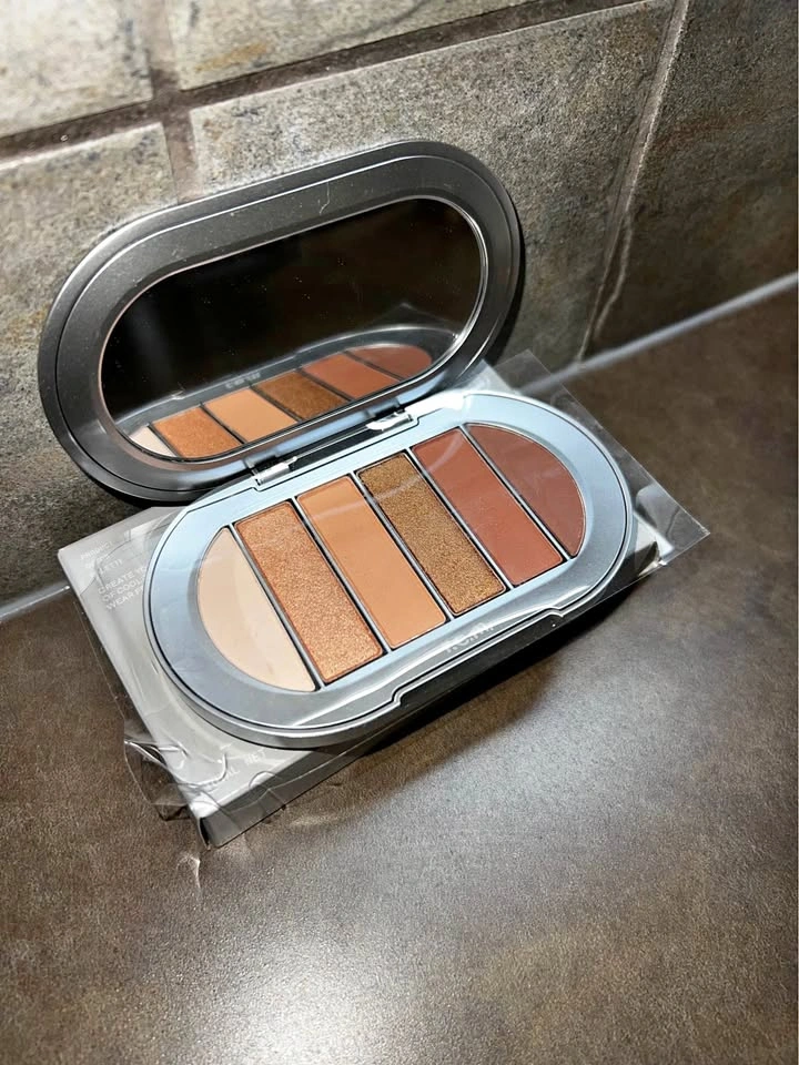 r.e.m. beauty Midnight Shadows Eyeshadow Palette Babydoll