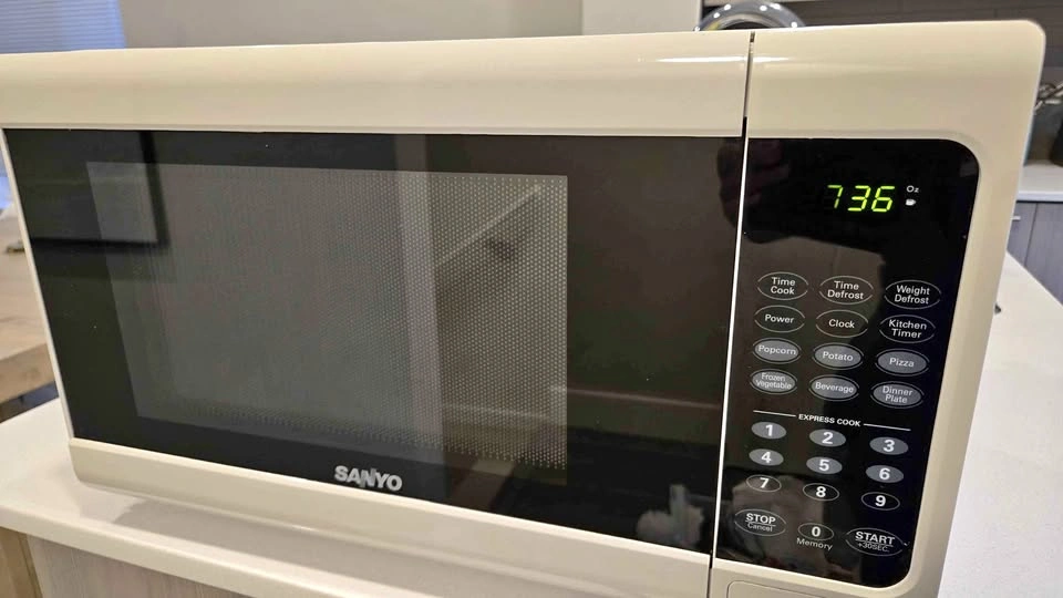 Sanyo Microwave Clean Good Condition