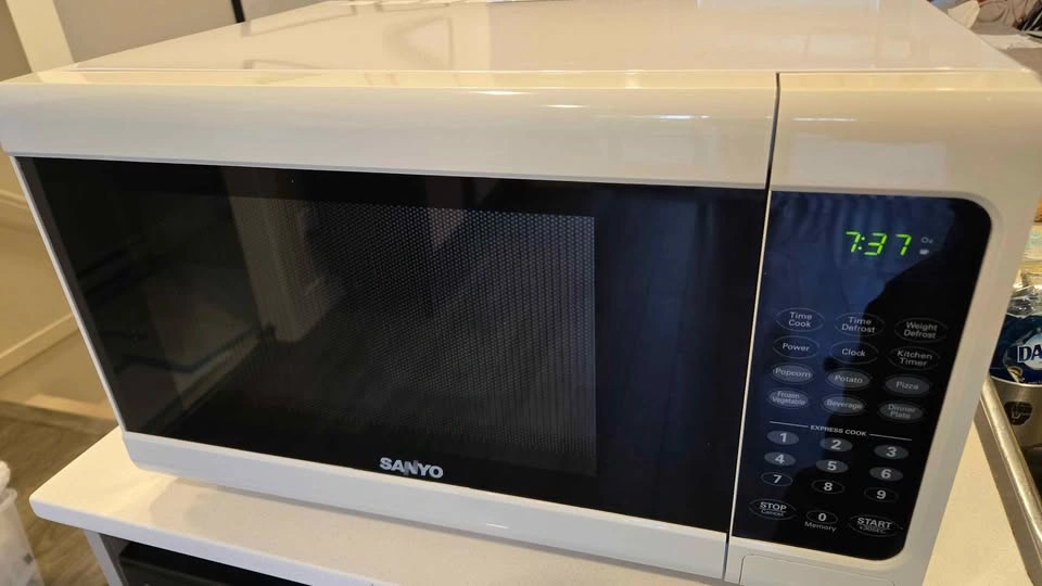 Sanyo Microwave Clean Good Condition - photo 2