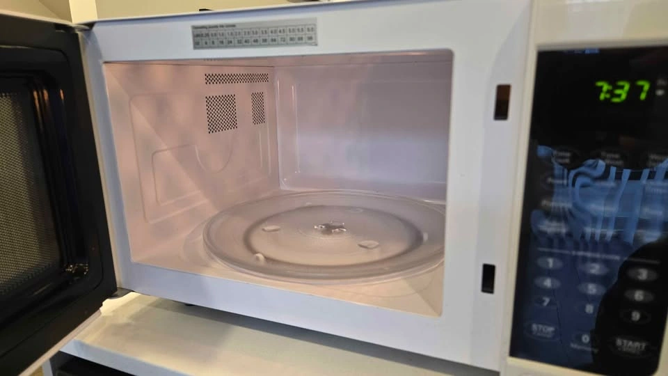 Sanyo Microwave Clean Good Condition - photo 3