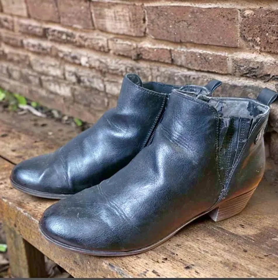 Denver Hayes Black Ankle Boots / Booties - Size 7