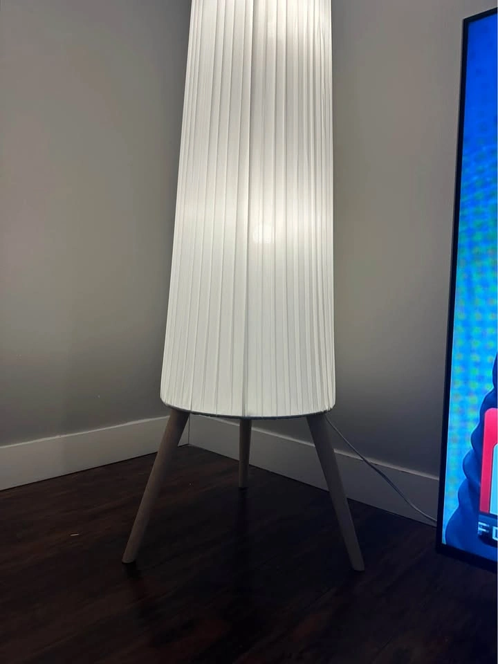 White Pleated Floor Lamp with Wooden Legs - photo 2