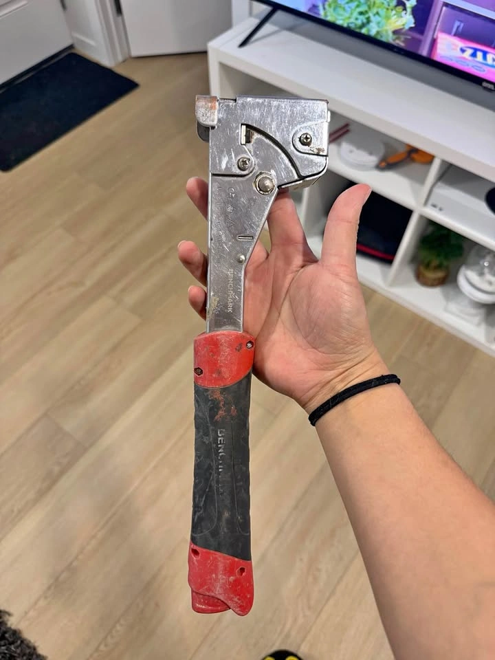 Benchmark Heavy-Duty Hammer Tacker