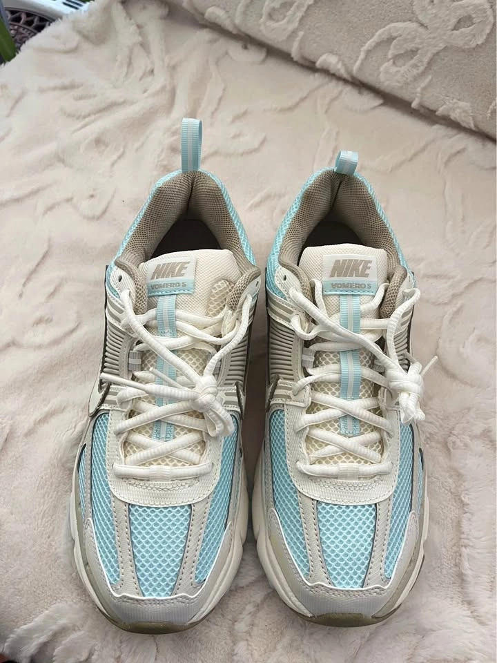 NIKE VOMERO 5 (7.5-8 size)