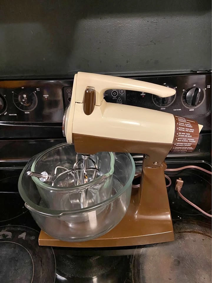 Vintage Stand Mixer in Great Shape